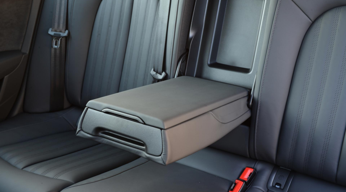 Bracciolo posteriore automotive Clerprem, rivestimento personalizzabile, funzioni di comfort e sicurezza integrate, schiumato su richiesta oem