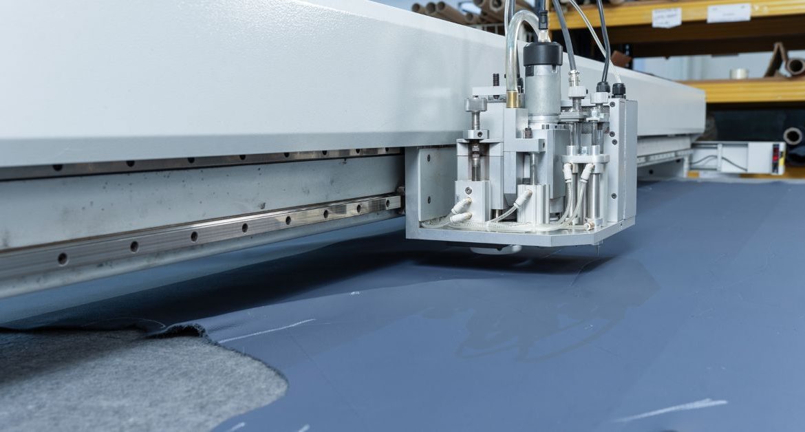 Taglio di precisione automatico dei materiali di rivestimento Clerprem per fodere sedile